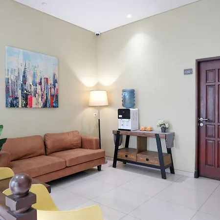 RedDoorz near Ciputra Golf Surabaya-2