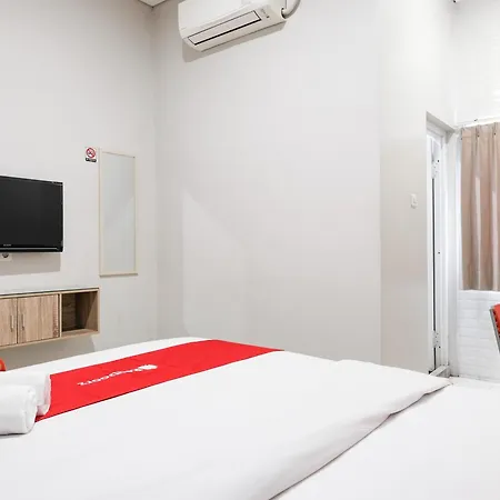 RedDoorz near Ciputra Golf Surabaya-3